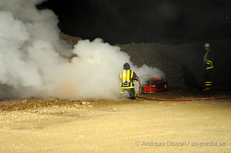 _DSC3730.JPG - Vid 21:30 tiden larmades räddningstjänsten till en bilbrand vid grustaget utanför Kvidingen, Vid framkomst så var det en fullt utvecklad bilbrand, men man kunde snabbt få elden under kontroll. Hur bilen har fattat eld är ännu oklart.