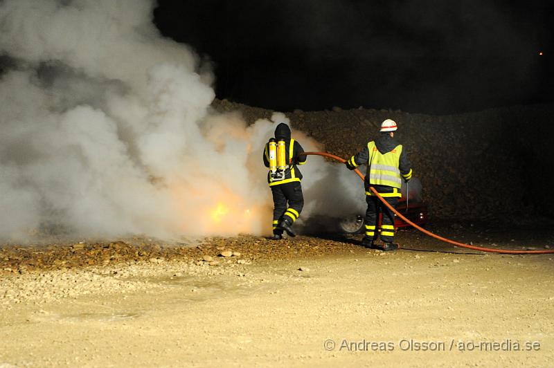 _DSC3732.JPG - Vid 21:30 tiden larmades räddningstjänsten till en bilbrand vid grustaget utanför Kvidingen, Vid framkomst så var det en fullt utvecklad bilbrand, men man kunde snabbt få elden under kontroll. Hur bilen har fattat eld är ännu oklart.