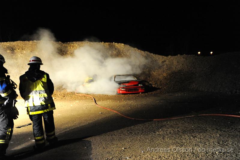 _DSC3743.JPG - Vid 21:30 tiden larmades räddningstjänsten till en bilbrand vid grustaget utanför Kvidingen, Vid framkomst så var det en fullt utvecklad bilbrand, men man kunde snabbt få elden under kontroll. Hur bilen har fattat eld är ännu oklart.