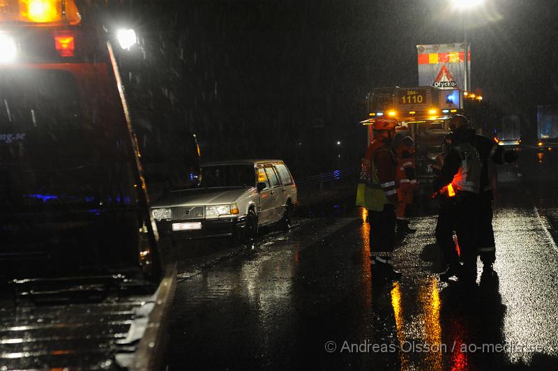 _DSC3753.JPG - Vid 18,20 tiden larmades räddningstjänsten till en trafikolycka på E4an i höjd med Nyvång, där en personbil hade krockat med en lastbil och kört in i vajerräket, skadeläget är ännu oklart.