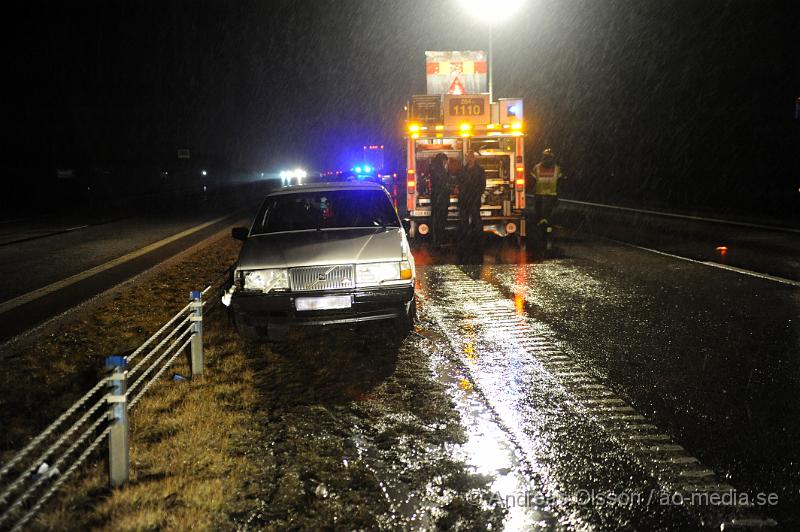 _DSC3761.JPG - Vid 18,20 tiden larmades räddningstjänsten till en trafikolycka på E4an i höjd med Nyvång, där en personbil hade krockat med en lastbil och kört in i vajerräket, skadeläget är ännu oklart.