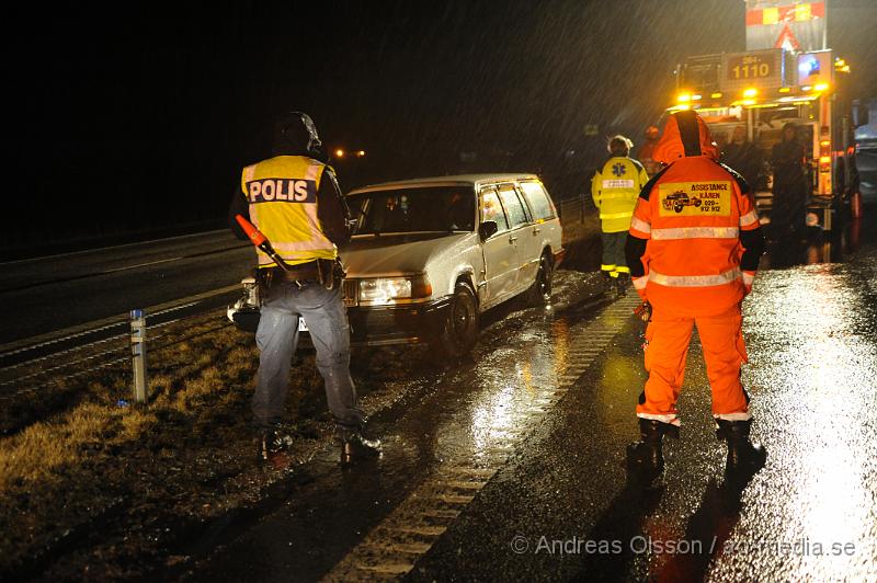 _DSC3774.JPG - Vid 18,20 tiden larmades räddningstjänsten till en trafikolycka i höjd med Nyvång, där en personbil hade krockat med en lastbil och kört in i vajerräket, skadeläget är ännu oklart.