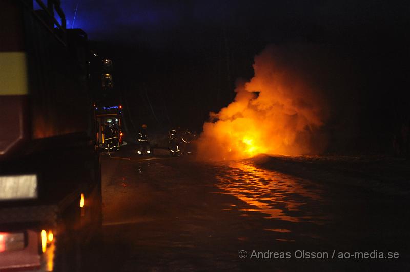 _DSC3776.JPG - Vid 21:20 tiden larmades räddningstjänsten till en bilbrand i Stidsvig, vid framkomst så var bilen övertänd, men man fick snabbt elden under kontroll. Hur branden uppstod är ännu oklart.Detta är andra bilen som brinner på mycket kort tid.