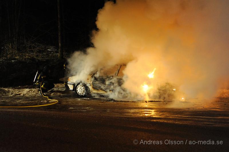 _DSC3783.JPG - Vid 21:20 tiden larmades räddningstjänsten till en bilbrand i Stidsvig, vid framkomst så var bilen övertänd, men man fick snabbt elden under kontroll. Hur branden uppstod är ännu oklart.Detta är andra bilen som brinner på mycket kort tid.