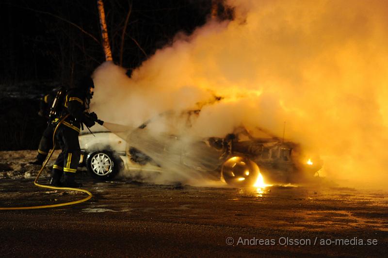 _DSC3785.JPG - Vid 21:20 tiden larmades räddningstjänsten till en bilbrand i Stidsvig, vid framkomst så var bilen övertänd, men man fick snabbt elden under kontroll. Hur branden uppstod är ännu oklart.Detta är andra bilen som brinner på mycket kort tid.