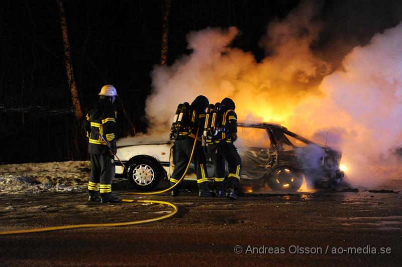 _DSC3787.JPG - Vid 21:20 tiden larmades räddningstjänsten till en bilbrand i Stidsvig, vid framkomst så var bilen övertänd, men man fick snabbt elden under kontroll. Hur branden uppstod är ännu oklart.Detta är andra bilen som brinner på mycket kort tid.