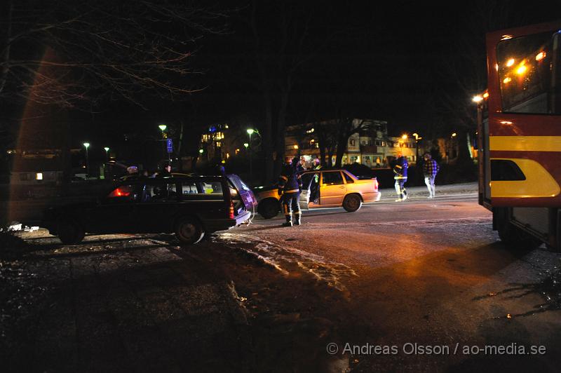 _DSC3804.JPG - Vid 23:40 tiden larmades räddningstjänsten till en trafikolycka i Klippan, vid framkomst så hade en personbil kört in i en lyktstolpe. Föraren av bilen misstänks för rattfylleri och förs in för tillnyktring.