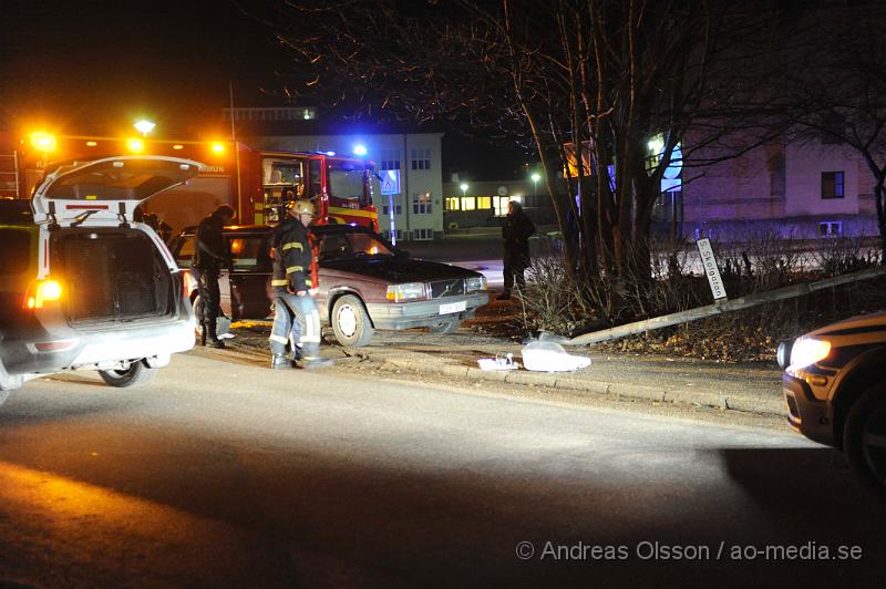 _DSC3814.JPG - Vid 23:40 tiden larmades räddningstjänsten till en trafikolycka i Klippan, vid framkomst så hade en personbil kört in i en lyktstolpe. Föraren av bilen misstänks för rattfylleri och förs in för tillnyktring.