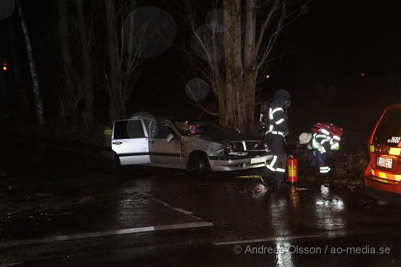 _DSC3819.JPG - Vid 19:30 tiden fick räddningstjänsten larm om en trafikolycka på väg 13 i Klippan, där en personbil voltat och åkt in i ett träd, bilen är helt demolerad, men föraren i bilen ska själv ha kunnat ta sig ur. Skadorna är ännu okända för förararen.