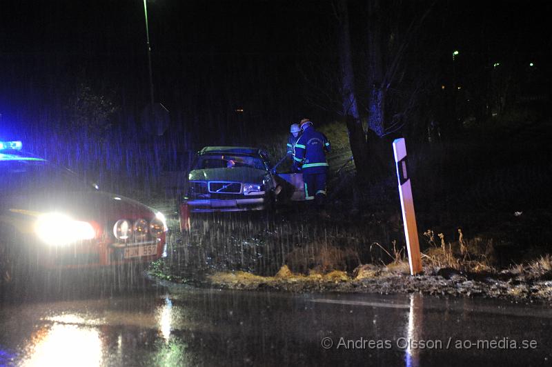 _DSC3829.JPG - Vid 19:30 tiden fick räddningstjänsten larm om en trafikolycka på väg 13 i Klippan, där en personbil voltat och åkt in i ett träd, bilen är helt demolerad, men föraren i bilen ska själv ha kunnat ta sig ur. Skadorna är ännu okända för förararen.