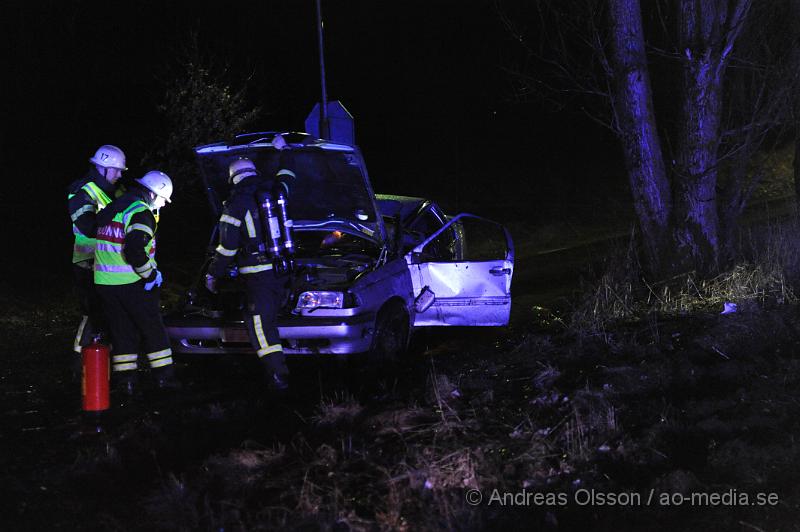 _DSC3834.JPG - Vid 19:30 tiden fick räddningstjänsten larm om en trafikolycka på väg 13 i Klippan, där en personbil voltat och åkt in i ett träd, bilen är helt demolerad, men föraren i bilen ska själv ha kunnat ta sig ur. Skadorna är ännu okända för förararen.