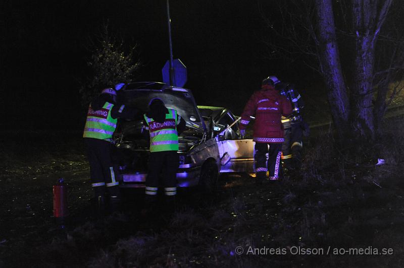 _DSC3838.JPG - Vid 19:30 tiden fick räddningstjänsten larm om en trafikolycka på väg 13 i Klippan, där en personbil voltat och åkt in i ett träd, bilen är helt demolerad, men föraren i bilen ska själv ha kunnat ta sig ur. Skadorna är ännu okända för förararen.