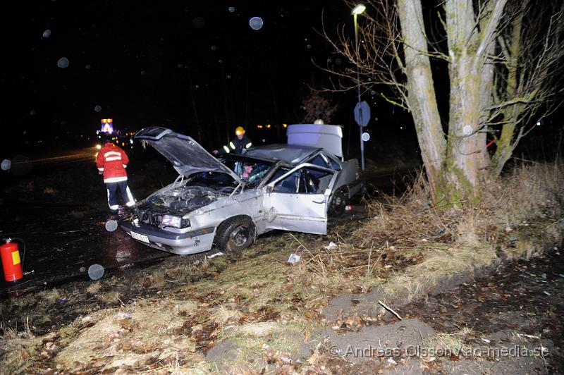 _DSC3843.JPG - Vid 19:30 tiden fick räddningstjänsten larm om en trafikolycka på väg 13 i Klippan, där en personbil voltat och åkt in i ett träd, bilen är helt demolerad, men föraren i bilen ska själv ha kunnat ta sig ur. Skadorna är ännu okända för förararen.