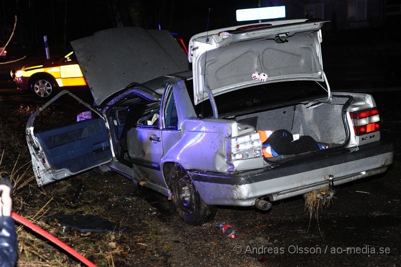 _DSC3846.JPG - Vid 19:30 tiden fick räddningstjänsten larm om en trafikolycka på väg 13 i Klippan, där en personbil voltat och åkt in i ett träd, bilen är helt demolerad, men föraren i bilen ska själv ha kunnat ta sig ur. Skadorna är ännu okända för förararen.