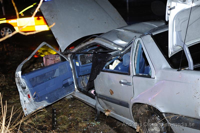 _DSC3847.JPG - Vid 19:30 tiden fick räddningstjänsten larm om en trafikolycka på väg 13 i Klippan, där en personbil voltat och åkt in i ett träd, bilen är helt demolerad, men föraren i bilen ska själv ha kunnat ta sig ur. Skadorna är ännu okända för förararen.