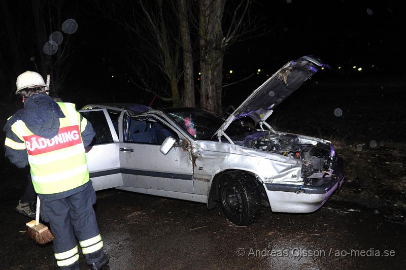 _DSC3849.JPG - Vid 19:30 tiden fick räddningstjänsten larm om en trafikolycka på väg 13 i Klippan, där en personbil voltat och åkt in i ett träd, bilen är helt demolerad, men föraren i bilen ska själv ha kunnat ta sig ur. Skadorna är ännu okända för förararen.