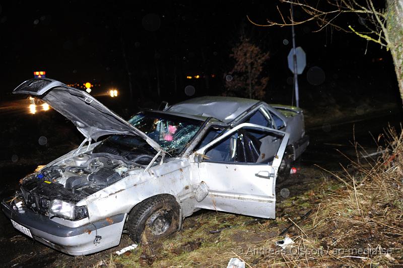 _DSC3852.JPG - Vid 19:30 tiden fick räddningstjänsten larm om en trafikolycka på väg 13 i Klippan, där en personbil voltat och åkt in i ett träd, bilen är helt demolerad, men föraren i bilen ska själv ha kunnat ta sig ur. Skadorna är ännu okända för förararen.