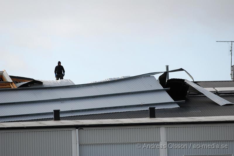 DSC_3504.JPG - Under natten när stormen drog in över skåne fick räddningstjänsten en hel del att göra med bla avblåsta tak på olika byggnader, Bla i Klippan där ett tak blåst av och ner ut över järnvägs viadukten. Även ett tak i Östra ljungby blåste av och landade på ett par bilar. Flaggstänger och andra mindre saker blåste också sönder i stormen.