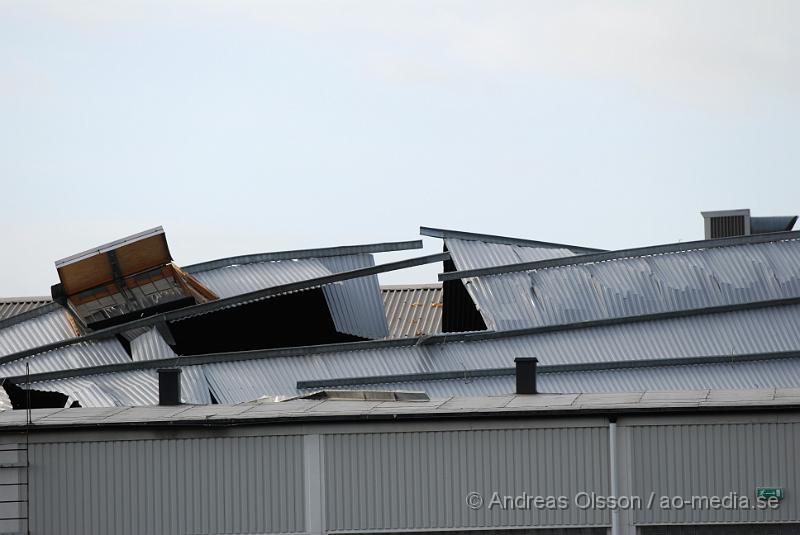 DSC_3505.JPG - Under natten när stormen drog in över skåne fick räddningstjänsten en hel del att göra med bla avblåsta tak på olika byggnader, Bla i Klippan där ett tak blåst av och ner ut över järnvägs viadukten. Även ett tak i Östra ljungby blåste av och landade på ett par bilar. Flaggstänger och andra mindre saker blåste också sönder i stormen.