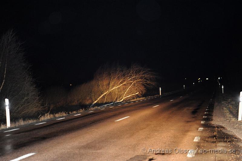 _DSC3854.JPG - Under natten när stormen drog in över skåne fick räddningstjänsten en hel del att göra med bla avblåsta tak på olika byggnader, Bla i Klippan där ett tak blåst av och ner ut över järnvägs viadukten. Även ett tak i Östra ljungby blåste av och landade på ett par bilar. Flaggstänger och andra mindre saker blåste också sönder i stormen.