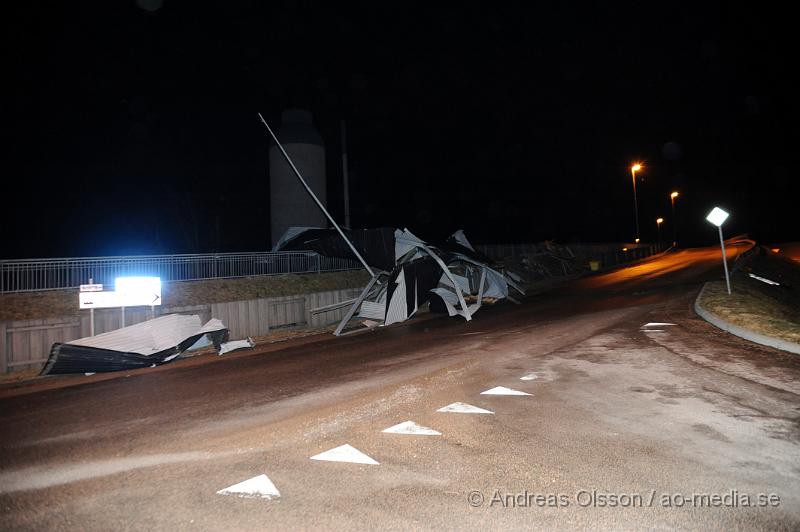 _DSC3879.JPG - Under natten när stormen drog in över skåne fick räddningstjänsten en hel del att göra med bla avblåsta tak på olika byggnader, Bla i Klippan där ett tak blåst av och ner ut över järnvägs viadukten. Även ett tak i Östra ljungby blåste av och landade på ett par bilar. Flaggstänger och andra mindre saker blåste också sönder i stormen.