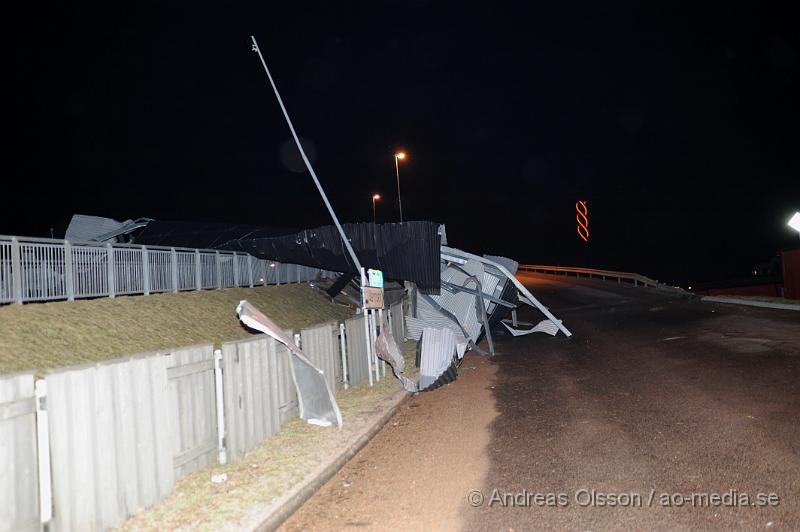 _DSC3885.JPG - Under natten när stormen drog in över skåne fick räddningstjänsten en hel del att göra med bla avblåsta tak på olika byggnader, Bla i Klippan där ett tak blåst av och ner ut över järnvägs viadukten. Även ett tak i Östra ljungby blåste av och landade på ett par bilar. Flaggstänger och andra mindre saker blåste också sönder i stormen.