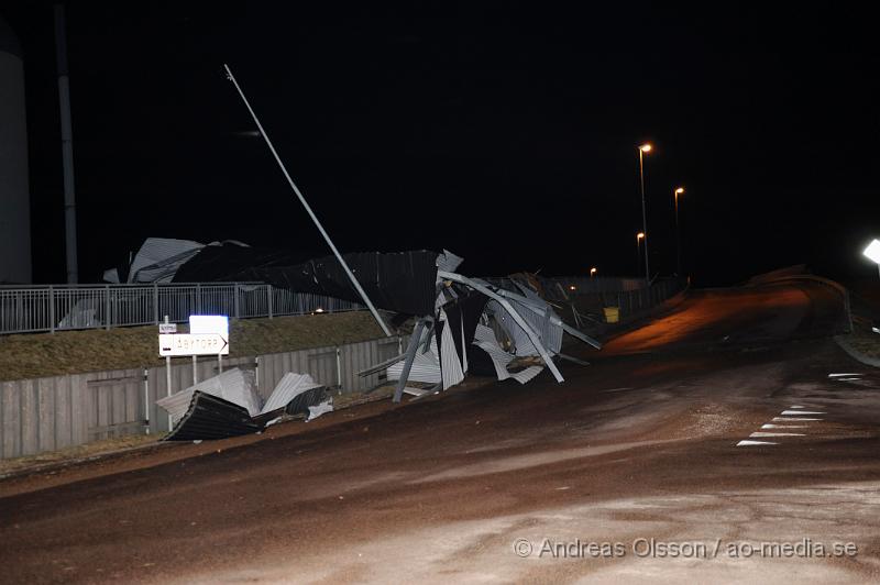 _DSC3891.JPG - Under natten när stormen drog in över skåne fick räddningstjänsten en hel del att göra med bla avblåsta tak på olika byggnader, Bla i Klippan där ett tak blåst av och ner ut över järnvägs viadukten. Även ett tak i Östra ljungby blåste av och landade på ett par bilar. Flaggstänger och andra mindre saker blåste också sönder i stormen.