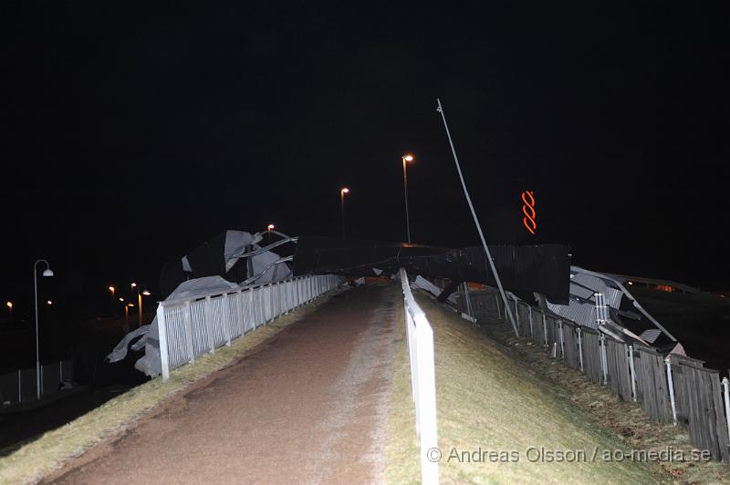 _DSC3898.JPG - Under natten när stormen drog in över skåne fick räddningstjänsten en hel del att göra med bla avblåsta tak på olika byggnader, Bla i Klippan där ett tak blåst av och ner ut över järnvägs viadukten. Även ett tak i Östra ljungby blåste av och landade på ett par bilar. Flaggstänger och andra mindre saker blåste också sönder i stormen.