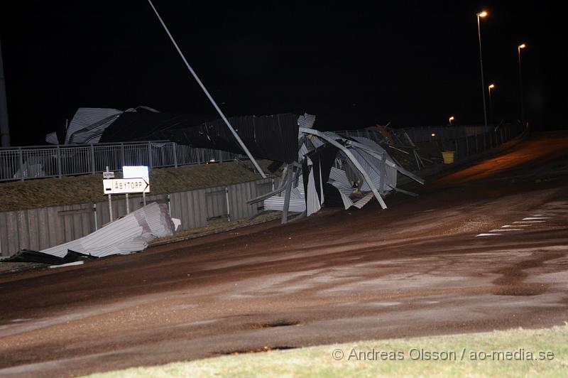 _DSC3912.JPG - Under natten när stormen drog in över skåne fick räddningstjänsten en hel del att göra med bla avblåsta tak på olika byggnader, Bla i Klippan där ett tak blåst av och ner ut över järnvägs viadukten. Även ett tak i Östra ljungby blåste av och landade på ett par bilar. Flaggstänger och andra mindre saker blåste också sönder i stormen.