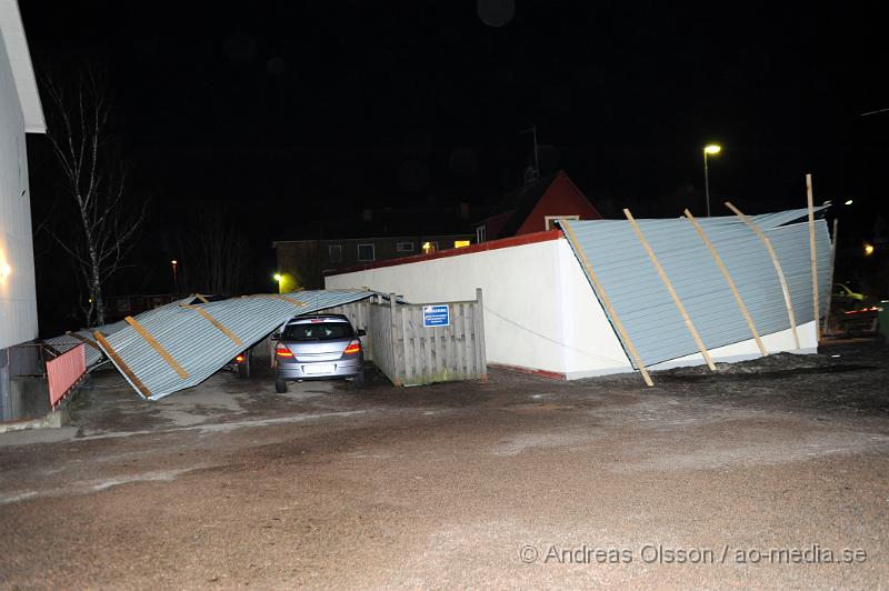 _DSC3939.JPG - Under natten när stormen drog in över skåne fick räddningstjänsten en hel del att göra med bla avblåsta tak på olika byggnader, Bla i Klippan där ett tak blåst av och ner ut över järnvägs viadukten. Även ett tak i Östra ljungby blåste av och landade på ett par bilar. Flaggstänger och andra mindre saker blåste också sönder i stormen.