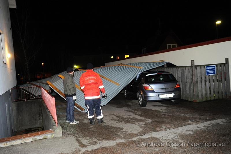 _DSC3943.JPG - Under natten när stormen drog in över skåne fick räddningstjänsten en hel del att göra med bla avblåsta tak på olika byggnader, Bla i Klippan där ett tak blåst av och ner ut över järnvägs viadukten. Även ett tak i Östra ljungby blåste av och landade på ett par bilar. Flaggstänger och andra mindre saker blåste också sönder i stormen.