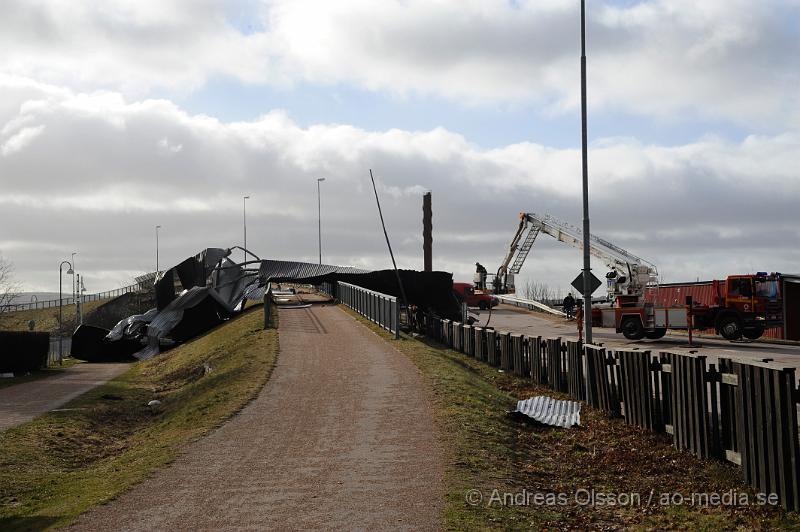 _DSC3948.JPG - Under natten när stormen drog in över skåne fick räddningstjänsten en hel del att göra med bla avblåsta tak på olika byggnader, Bla i Klippan där ett tak blåst av och ner ut över järnvägs viadukten. Även ett tak i Östra ljungby blåste av och landade på ett par bilar. Flaggstänger och andra mindre saker blåste också sönder i stormen.