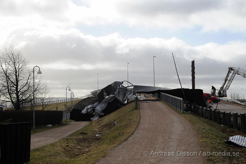 _DSC3950.JPG - Under natten när stormen drog in över skåne fick räddningstjänsten en hel del att göra med bla avblåsta tak på olika byggnader, Bla i Klippan där ett tak blåst av och ner ut över järnvägs viadukten. Även ett tak i Östra ljungby blåste av och landade på ett par bilar. Flaggstänger och andra mindre saker blåste också sönder i stormen.