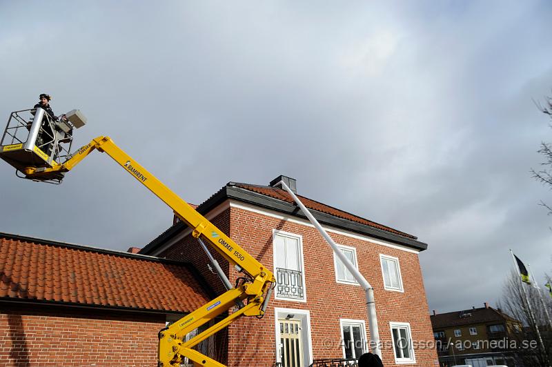 _DSC3982.JPG - Under natten när stormen drog in över skåne fick räddningstjänsten en hel del att göra med bla avblåsta tak på olika byggnader, Bla i Klippan där ett tak blåst av och ner ut över järnvägs viadukten. Även ett tak i Östra ljungby blåste av och landade på ett par bilar. Flaggstänger och andra mindre saker blåste också sönder i stormen.