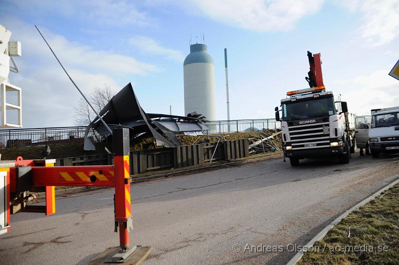 _DSC4004.JPG - Under natten när stormen drog in över skåne fick räddningstjänsten en hel del att göra med bla avblåsta tak på olika byggnader, Bla i Klippan där ett tak blåst av och ner ut över järnvägs viadukten. Även ett tak i Östra ljungby blåste av och landade på ett par bilar. Flaggstänger och andra mindre saker blåste också sönder i stormen.