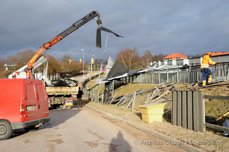 _DSC4006.JPG - Under natten när stormen drog in över skåne fick räddningstjänsten en hel del att göra med bla avblåsta tak på olika byggnader, Bla i Klippan där ett tak blåst av och ner ut över järnvägs viadukten. Även ett tak i Östra ljungby blåste av och landade på ett par bilar. Flaggstänger och andra mindre saker blåste också sönder i stormen.