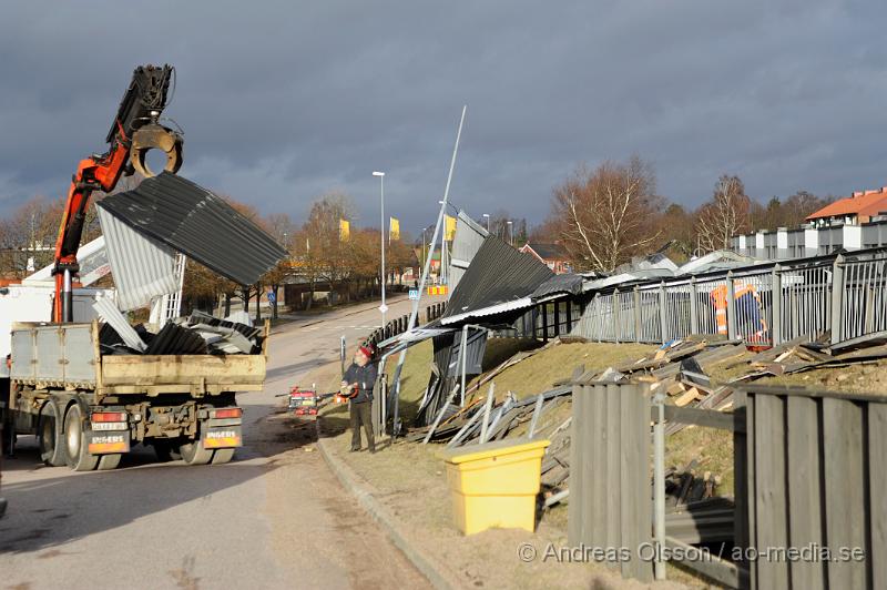 _DSC4008.JPG - Under natten när stormen drog in över skåne fick räddningstjänsten en hel del att göra med bla avblåsta tak på olika byggnader, Bla i Klippan där ett tak blåst av och ner ut över järnvägs viadukten. Även ett tak i Östra ljungby blåste av och landade på ett par bilar. Flaggstänger och andra mindre saker blåste också sönder i stormen.