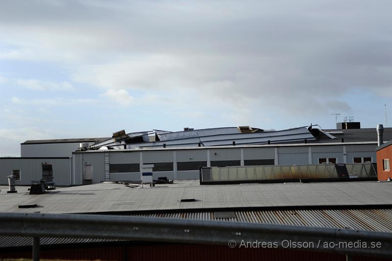 _DSC4013.JPG - Under natten när stormen drog in över skåne fick räddningstjänsten en hel del att göra med bla avblåsta tak på olika byggnader, Bla i Klippan där ett tak blåst av och ner ut över järnvägs viadukten. Även ett tak i Östra ljungby blåste av och landade på ett par bilar. Flaggstänger och andra mindre saker blåste också sönder i stormen.