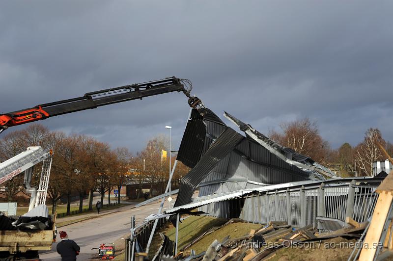 _DSC4016.JPG - Under natten när stormen drog in över skåne fick räddningstjänsten en hel del att göra med bla avblåsta tak på olika byggnader, Bla i Klippan där ett tak blåst av och ner ut över järnvägs viadukten. Även ett tak i Östra ljungby blåste av och landade på ett par bilar. Flaggstänger och andra mindre saker blåste också sönder i stormen.