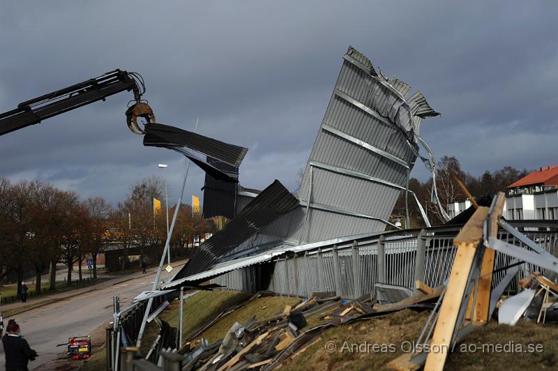 _DSC4018.JPG - Under natten när stormen drog in över skåne fick räddningstjänsten en hel del att göra med bla avblåsta tak på olika byggnader, Bla i Klippan där ett tak blåst av och ner ut över järnvägs viadukten. Även ett tak i Östra ljungby blåste av och landade på ett par bilar. Flaggstänger och andra mindre saker blåste också sönder i stormen.