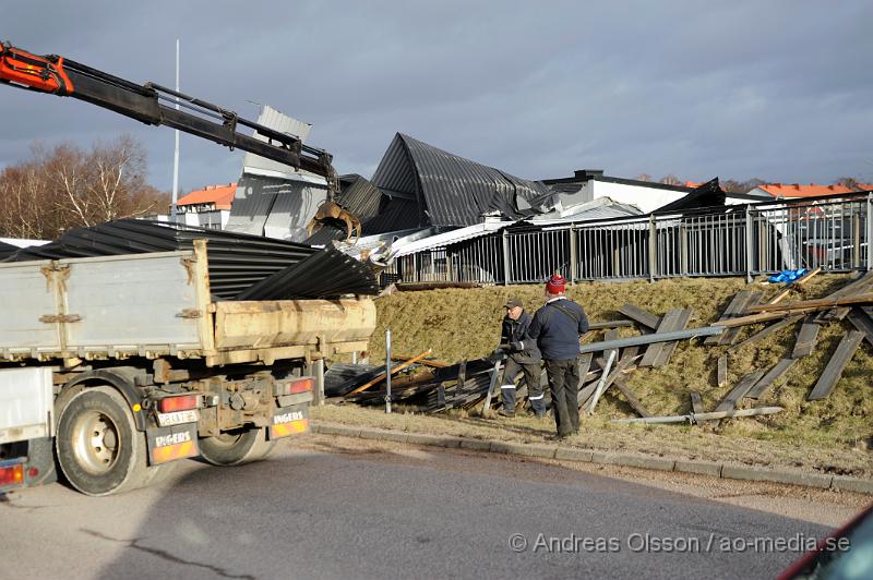 _DSC4026.JPG - Under natten när stormen drog in över skåne fick räddningstjänsten en hel del att göra med bla avblåsta tak på olika byggnader, Bla i Klippan där ett tak blåst av och ner ut över järnvägs viadukten. Även ett tak i Östra ljungby blåste av och landade på ett par bilar. Flaggstänger och andra mindre saker blåste också sönder i stormen.