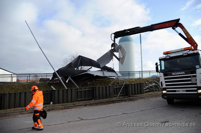 _DSC4028.JPG - Under natten när stormen drog in över skåne fick räddningstjänsten en hel del att göra med bla avblåsta tak på olika byggnader, Bla i Klippan där ett tak blåst av och ner ut över järnvägs viadukten. Även ett tak i Östra ljungby blåste av och landade på ett par bilar. Flaggstänger och andra mindre saker blåste också sönder i stormen.