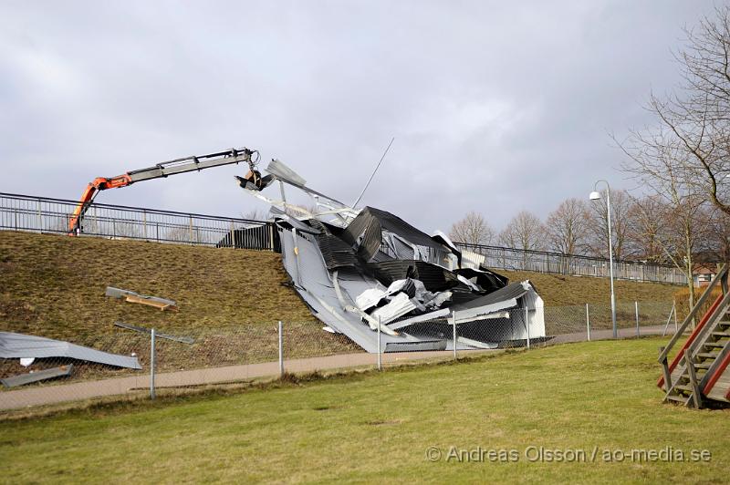 _DSC4037.JPG - Under natten när stormen drog in över skåne fick räddningstjänsten en hel del att göra med bla avblåsta tak på olika byggnader, Bla i Klippan där ett tak blåst av och ner ut över järnvägs viadukten. Även ett tak i Östra ljungby blåste av och landade på ett par bilar. Flaggstänger och andra mindre saker blåste också sönder i stormen.