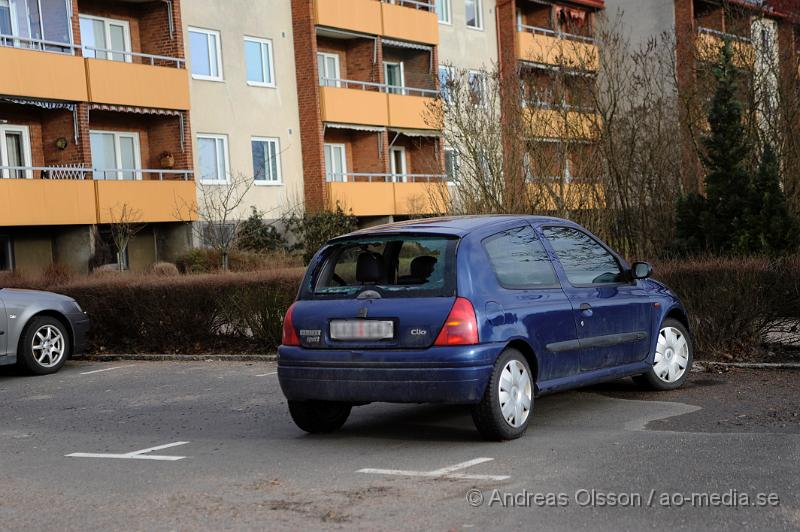 _DSC4049.JPG - Under natten när stormen drog in över skåne fick räddningstjänsten en hel del att göra med bla avblåsta tak på olika byggnader, Bla i Klippan där ett tak blåst av och ner ut över järnvägs viadukten. Även ett tak i Östra ljungby blåste av och landade på ett par bilar. Flaggstänger och andra mindre saker blåste också sönder i stormen.