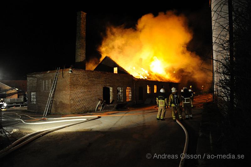 _DSC4063.JPG - Vid 04:30 tiden larmades räddningstjänsten till en gammal byggnad i Tågarp där det skulle brinna, vid framkomst  var huset helt övertänt. släckningsarbetet kommer hålla på ett par timmar framåt. Inga personer ska ha kommit till skada under branden. Vad som orsakat branden är i nuläget oklart.