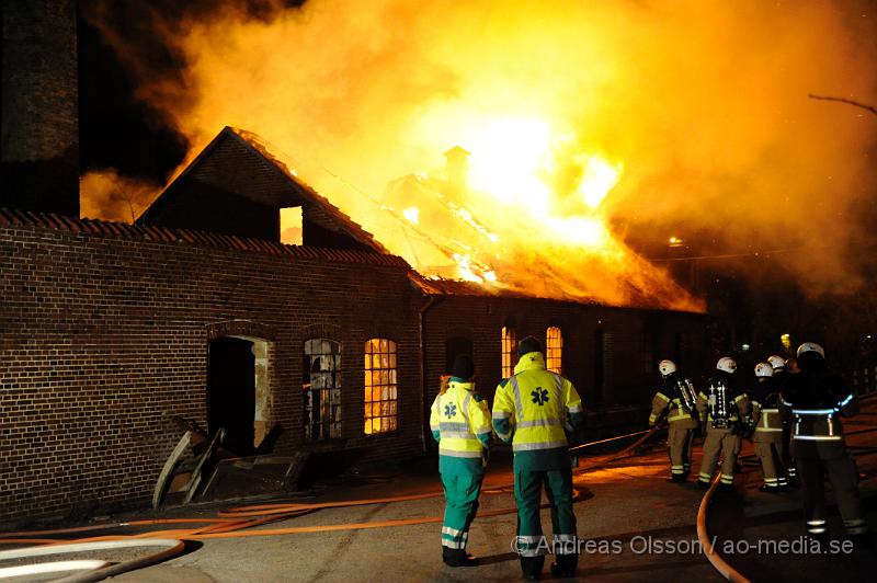 _DSC4065.JPG - Vid 04:30 tiden larmades räddningstjänsten till en gammal byggnad i Tågarp där det skulle brinna, vid framkomst  var huset helt övertänt. släckningsarbetet kommer hålla på ett par timmar framåt. Inga personer ska ha kommit till skada under branden. Vad som orsakat branden är i nuläget oklart.