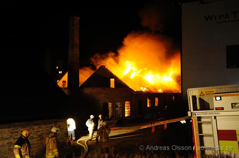 _DSC4091.JPG - Vid 04:30 tiden larmades räddningstjänsten till en gammal byggnad i Tågarp där det skulle brinna, vid framkomst  var huset helt övertänt. släckningsarbetet kommer hålla på ett par timmar framåt. Inga personer ska ha kommit till skada under branden. Vad som orsakat branden är i nuläget oklart.