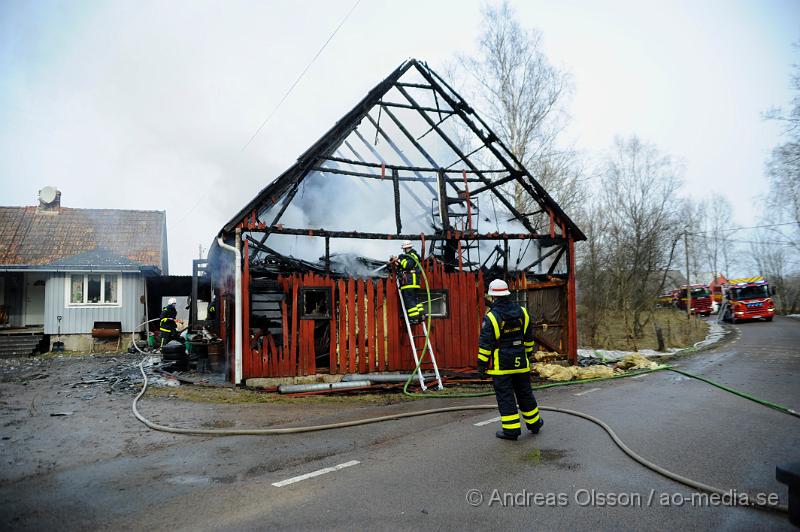 _DSC4096.JPG - Vid 11:20 tiden larmades räddningstjänsten från Örkelljunga och Klippan till en brand lite utanför örkelljunga, vid framkomst så var ladan där det fanns en bilverkstad i helt övertänd men räddningstjänsten kunde snabbt få branden under kontroll. Ladan blev helt förstörd, men räddningstjänsten lyckades att begränsa branden så den inte spred sig vidare till boninghuset som låg väldigt nära.