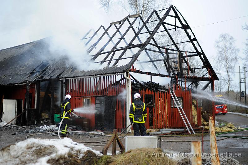 _DSC4103.JPG - Vid 11:20 tiden larmades räddningstjänsten från Örkelljunga och Klippan till en brand lite utanför örkelljunga, vid framkomst så var ladan där det fanns en bilverkstad i helt övertänd men räddningstjänsten kunde snabbt få branden under kontroll. Ladan blev helt förstörd, men räddningstjänsten lyckades att begränsa branden så den inte spred sig vidare till boninghuset som låg väldigt nära.