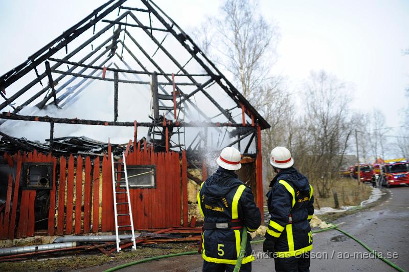 _DSC4105.JPG - Vid 11:20 tiden larmades räddningstjänsten från Örkelljunga och Klippan till en brand lite utanför örkelljunga, vid framkomst så var ladan där det fanns en bilverkstad i helt övertänd men räddningstjänsten kunde snabbt få branden under kontroll. Ladan blev helt förstörd, men räddningstjänsten lyckades att begränsa branden så den inte spred sig vidare till boninghuset som låg väldigt nära.